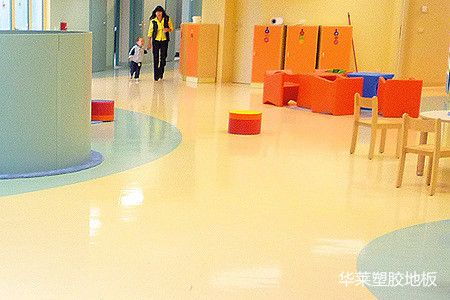 幼兒園地面材料的選擇 PVC塑膠地板與實木地板的對比與直銷優勢